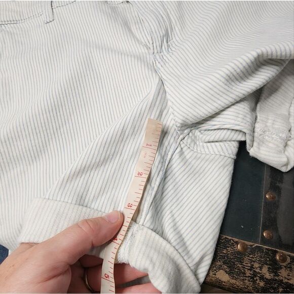 Levi’s Pin Stripe Cuffed Denim Chino Shorts Woman's Size 31 - Picture 7 of 8